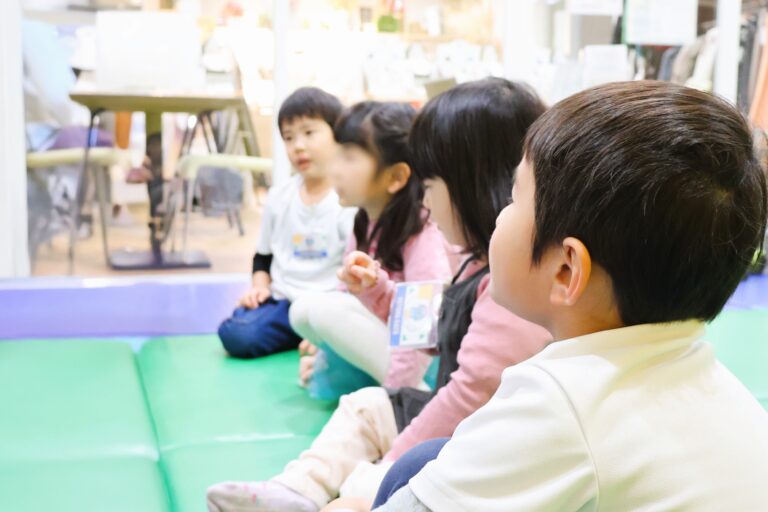 志木 キッズ英会話教室アルマアカデミーのキッズクラスの子ども達。先生の話を真剣に聞いている。