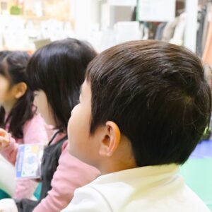志木 キッズ英会話教室アルマアカデミーのキッズクラスの子供たち。真剣に先生の話を聞いている。