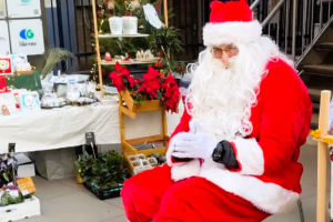 志木駅前英会話教室アルマアカデミーにサンタがやって来た