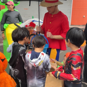 ルフィーに扮した店員さんにお菓子をもらう