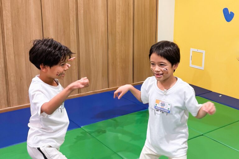 志木 キッズ英会話教室アルマアカデミーのジュニアクラスの子ども達。楽しそうにDANCEしている。