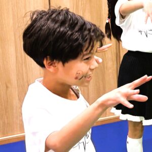 志木 キッズ英会話教室アルマアカデミーのジュニアクラスの子ども達。楽しそうにダンスしている。