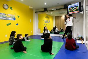 志木駅前英会話教室アルマアカデミーの小学生クラス授業風景