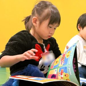 志木 キッズ英会話教室アルマアカデミーのフォニックスクラスの子ども達。真剣な顔でテキストをめくっている。