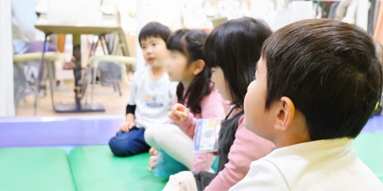 志木の英会話教室のキッズクラスの子供たち